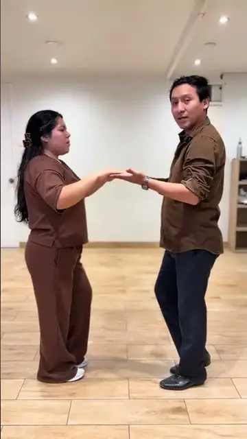 Profesor y alumna marcando una secuencia de bachata en pareja